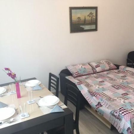 Garsoniera Simo Apartment โอร์โชวา ภายนอก รูปภาพ