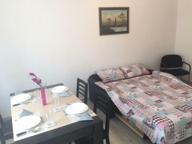 Garsoniera Simo Apartment โอร์โชวา ภายนอก รูปภาพ